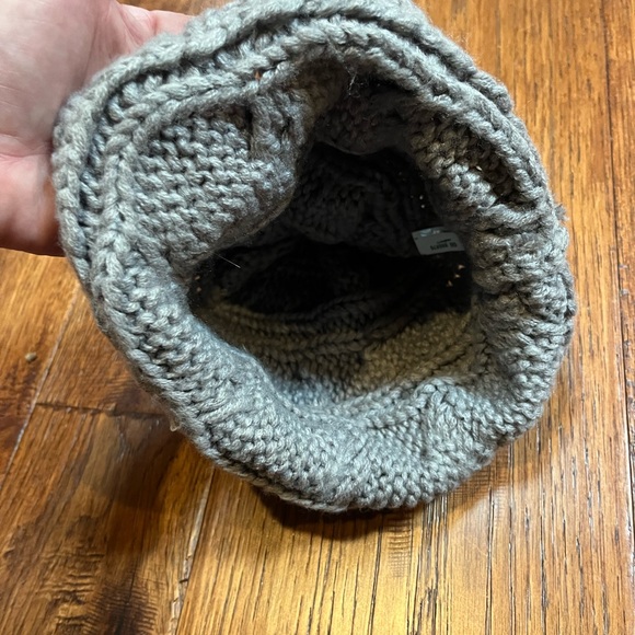 The North Face Gray Knit Pom Beanie and Mittens fleece lined Set - Picture 4 of 7